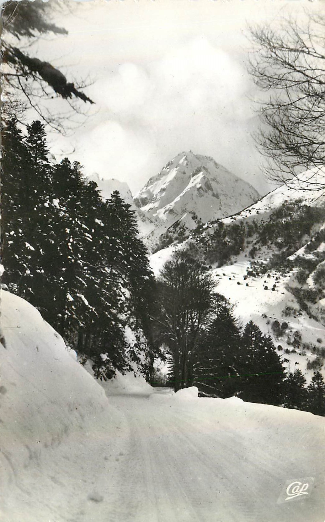 Pic du Midi de Bigorre (2.877 m.) — vu de la route du Col du Tourmalet — éditeur Cap