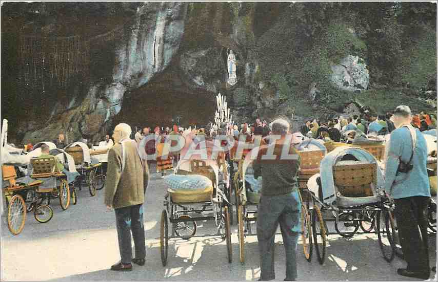 CPM Lourdes Htes Pyr La Grotte Benediction des Malades 