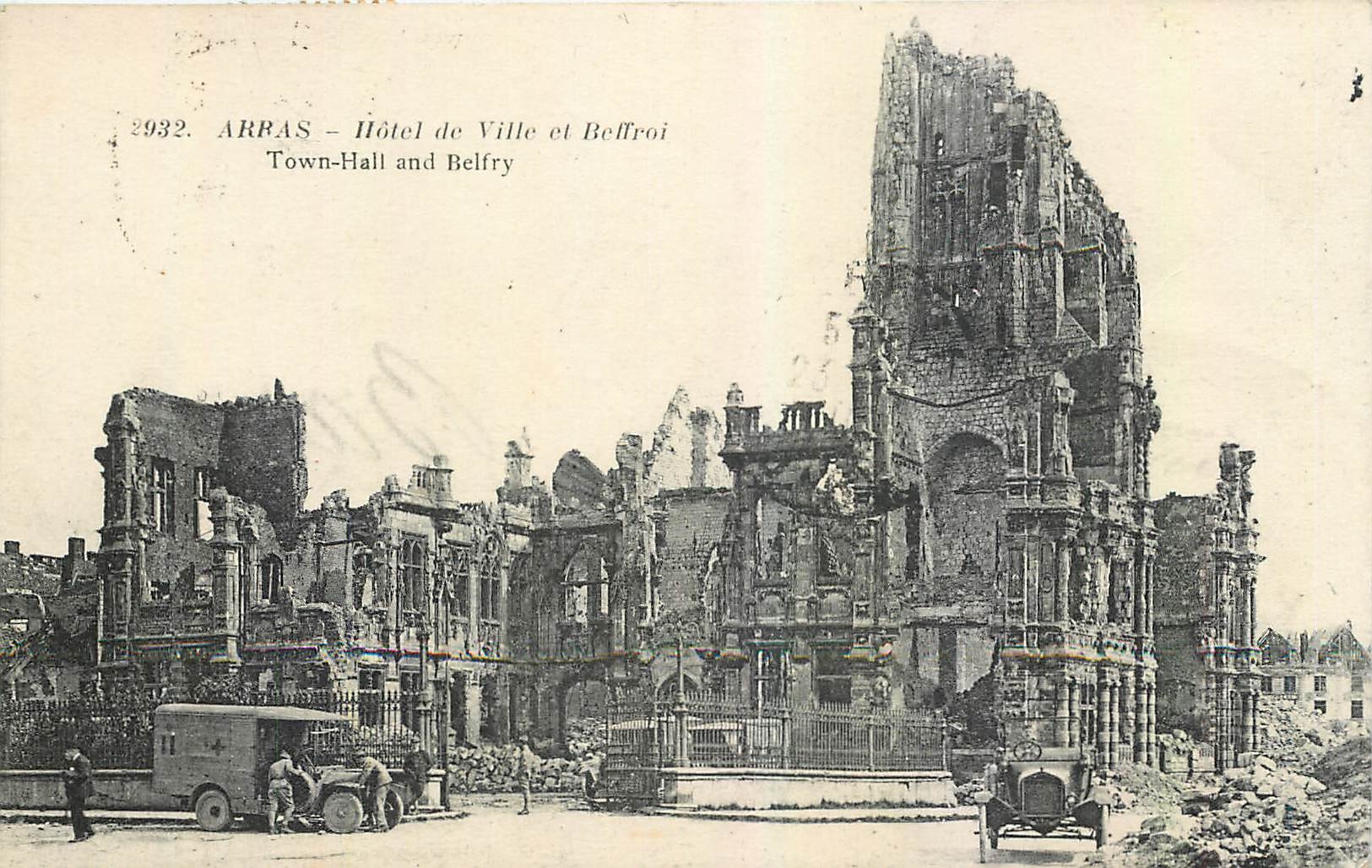 CPA Arras Hotel de Ville et Beffroi Militaria