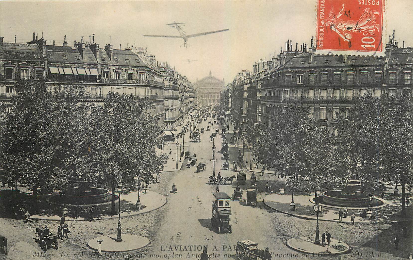 L'AVIATION À PARIS — Un vol de l'AVIATION ANTOINETTE au-dessus de l'avenue de l'Opéra — N°1 Phot.