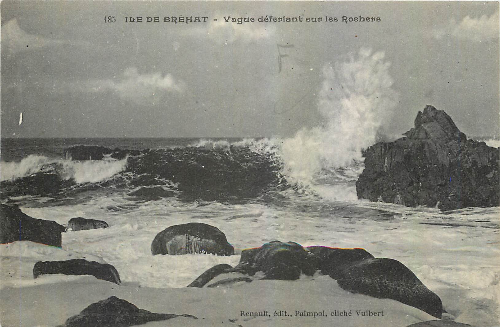 CPA Ile de Brehat Vague deferiant sur les Rochers 