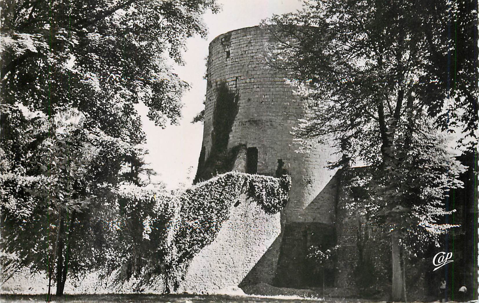 CPM Gisors Le Chateau Fort la Tour du prisonnier les Remparts 