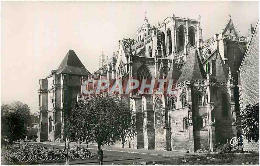 CPM Gisors Cote Sud de la Cathedrale a l'entree 