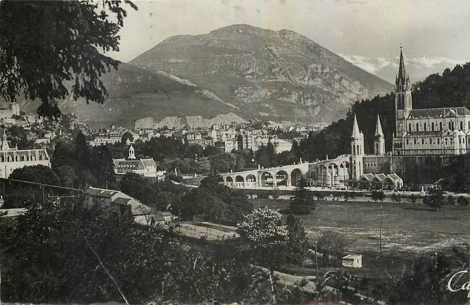 CPM Lourdes La Basilique et le Pic du Jer 