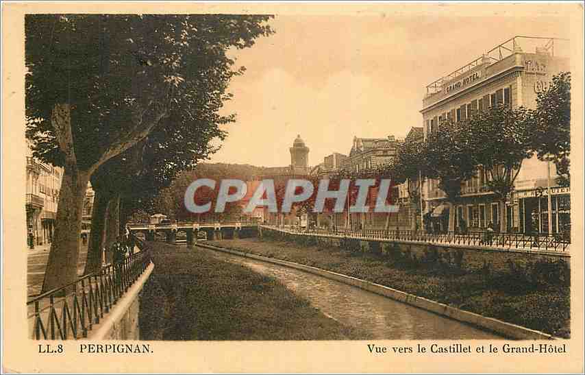 CPA Perpignan Vue vers le Castillet et le Grand Hotel 