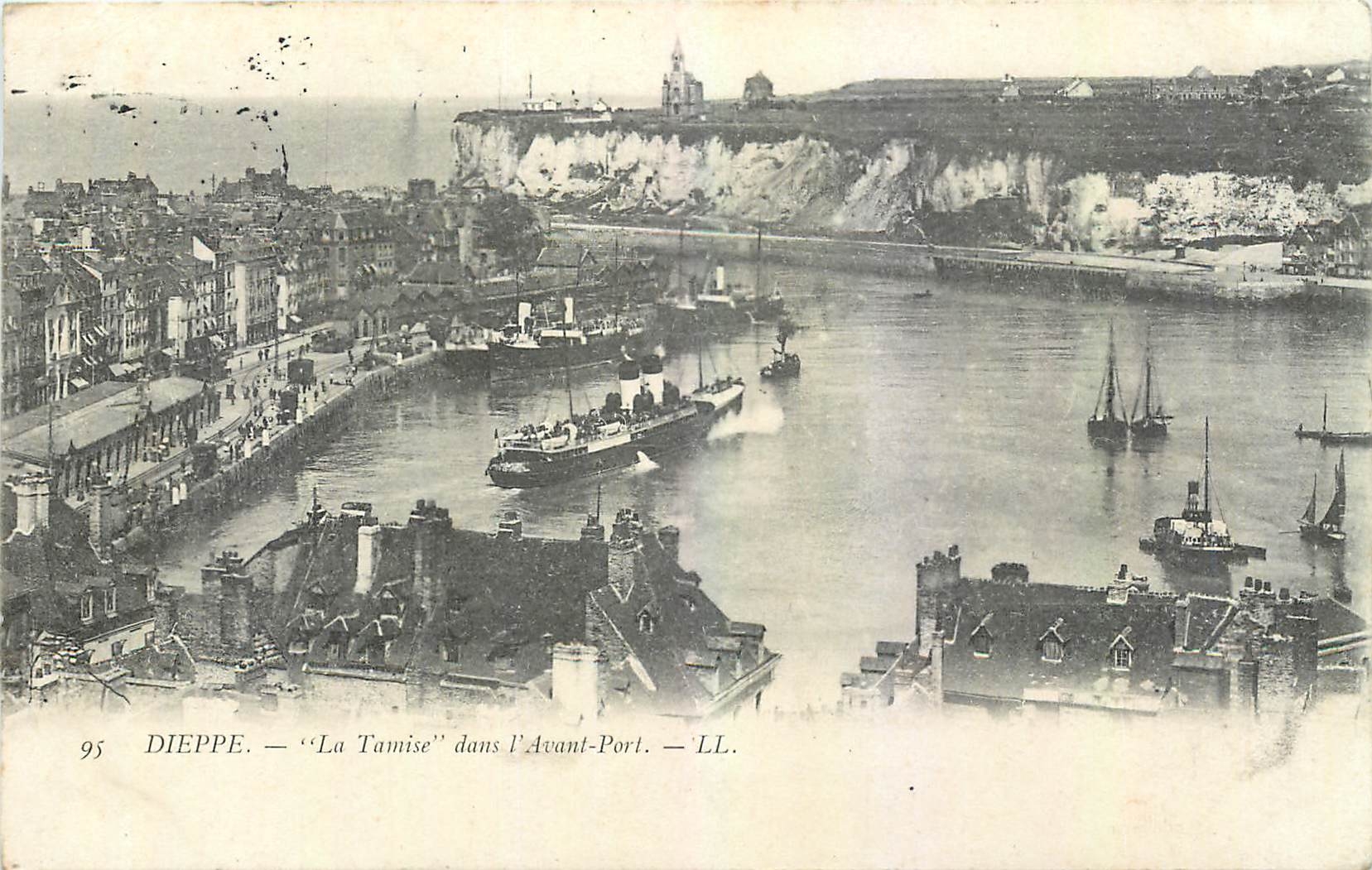 CPA Dieppe La Tamise dans l'Avant Port Bateaux