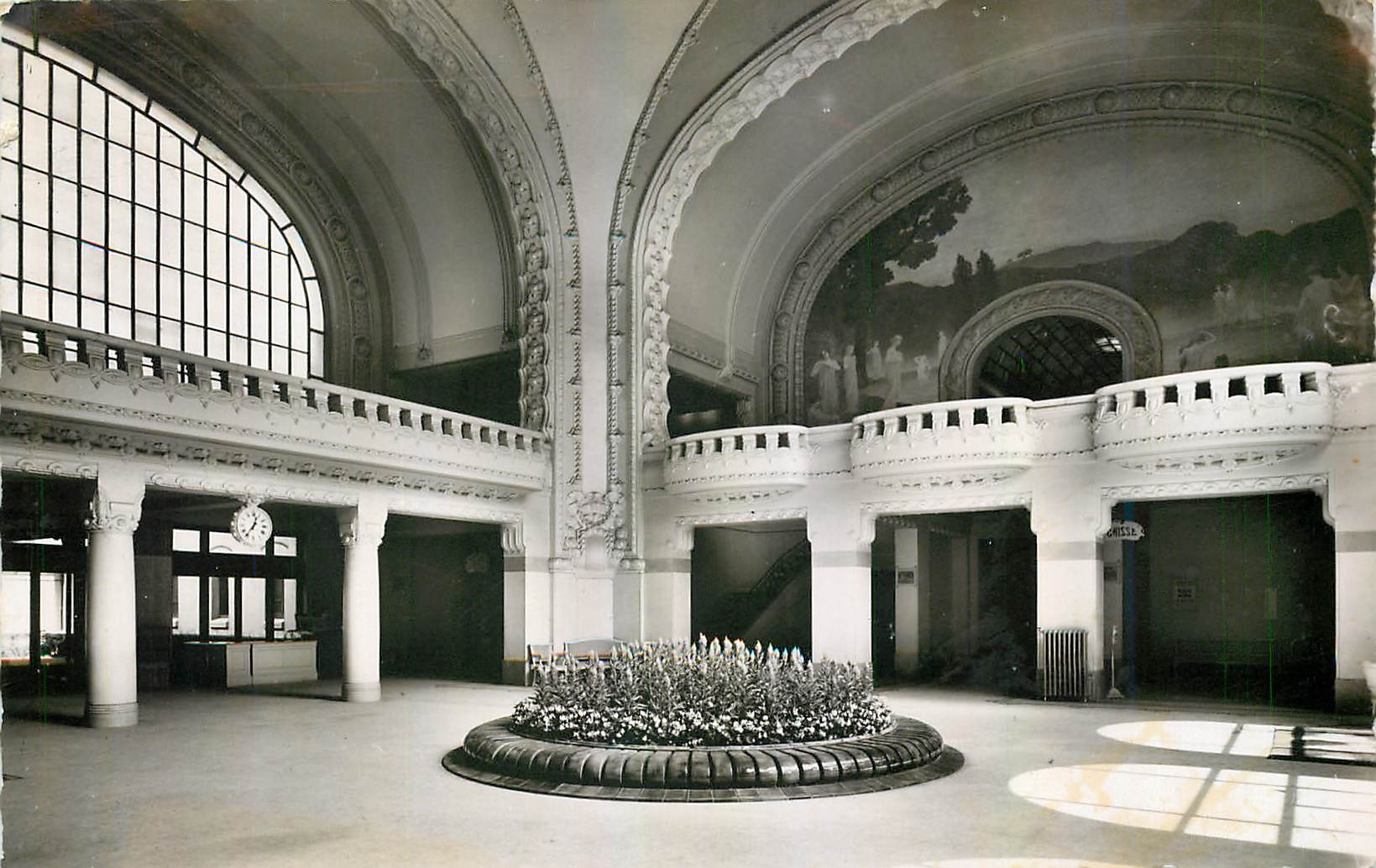 CPM Vichy Allier Les Bains de 1re classe Le Hall d'Entree 