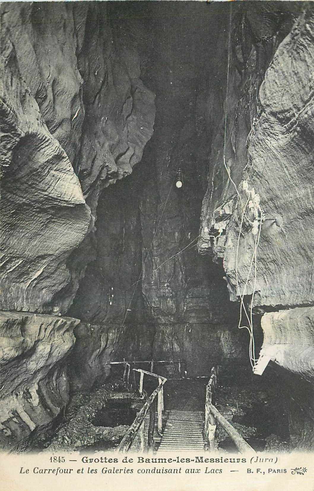 CPA Grottes de Baume les Messieurs Jura Le Carrefour et les Galeries conduisant aux Lacs 
