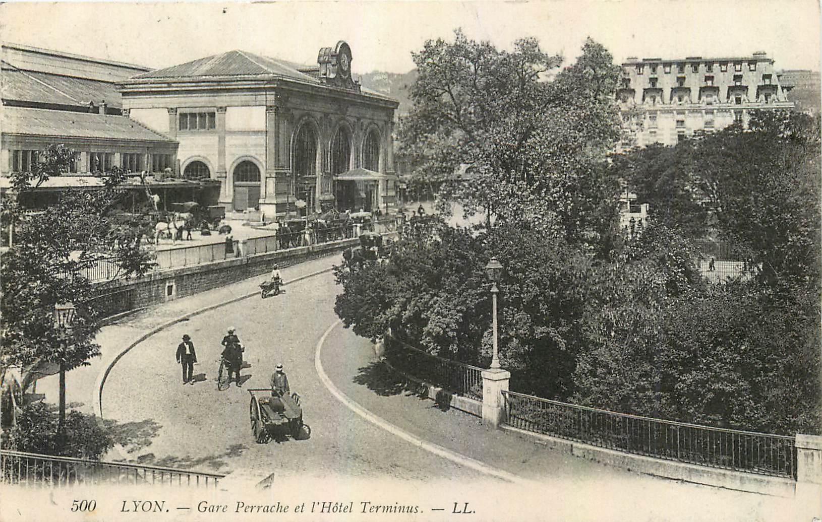 CPA Lyon Gare Perrache et l'Hotel Terminus 
