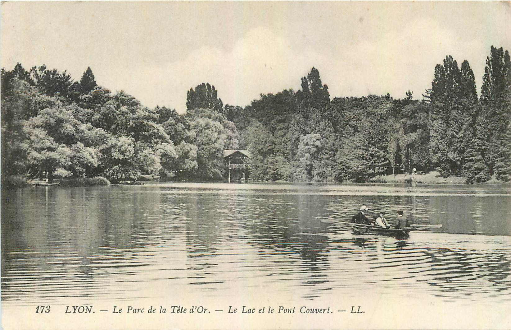 CPA Lyon Le Parc de la Tete d'Or Le Lac et le Pont Couvert 