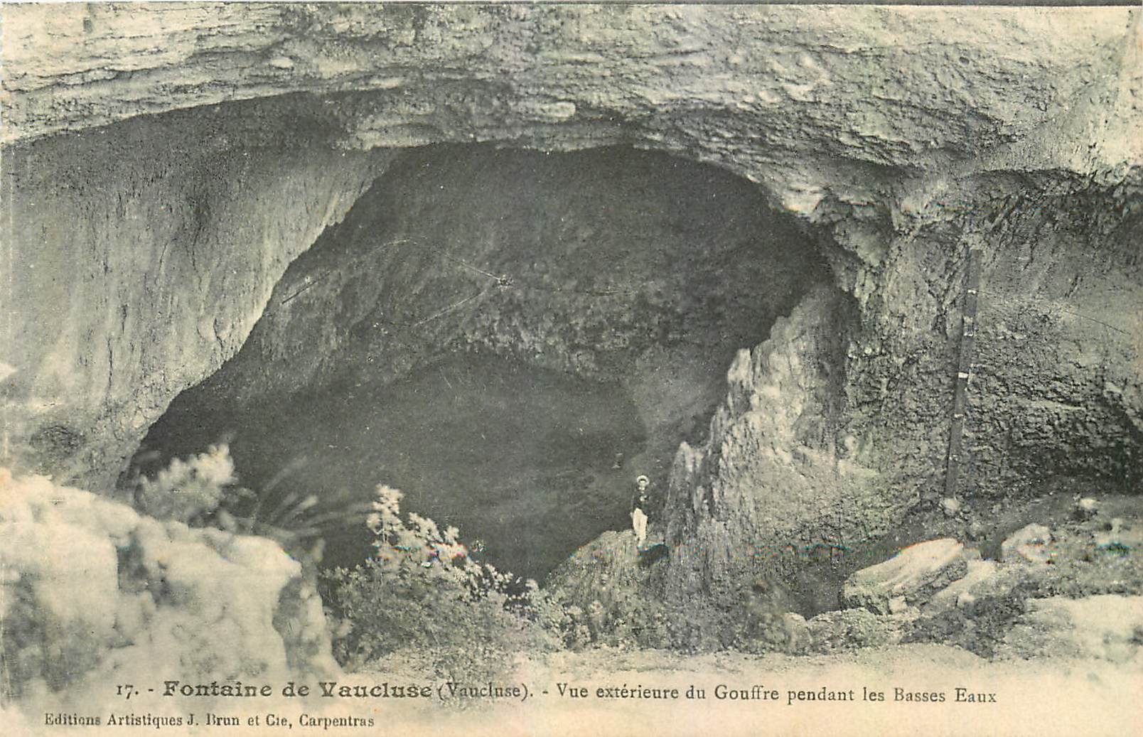 CPA Fontaine de Vaucluse Vue exterieure du Gouffre pendant les Basses Eaux 