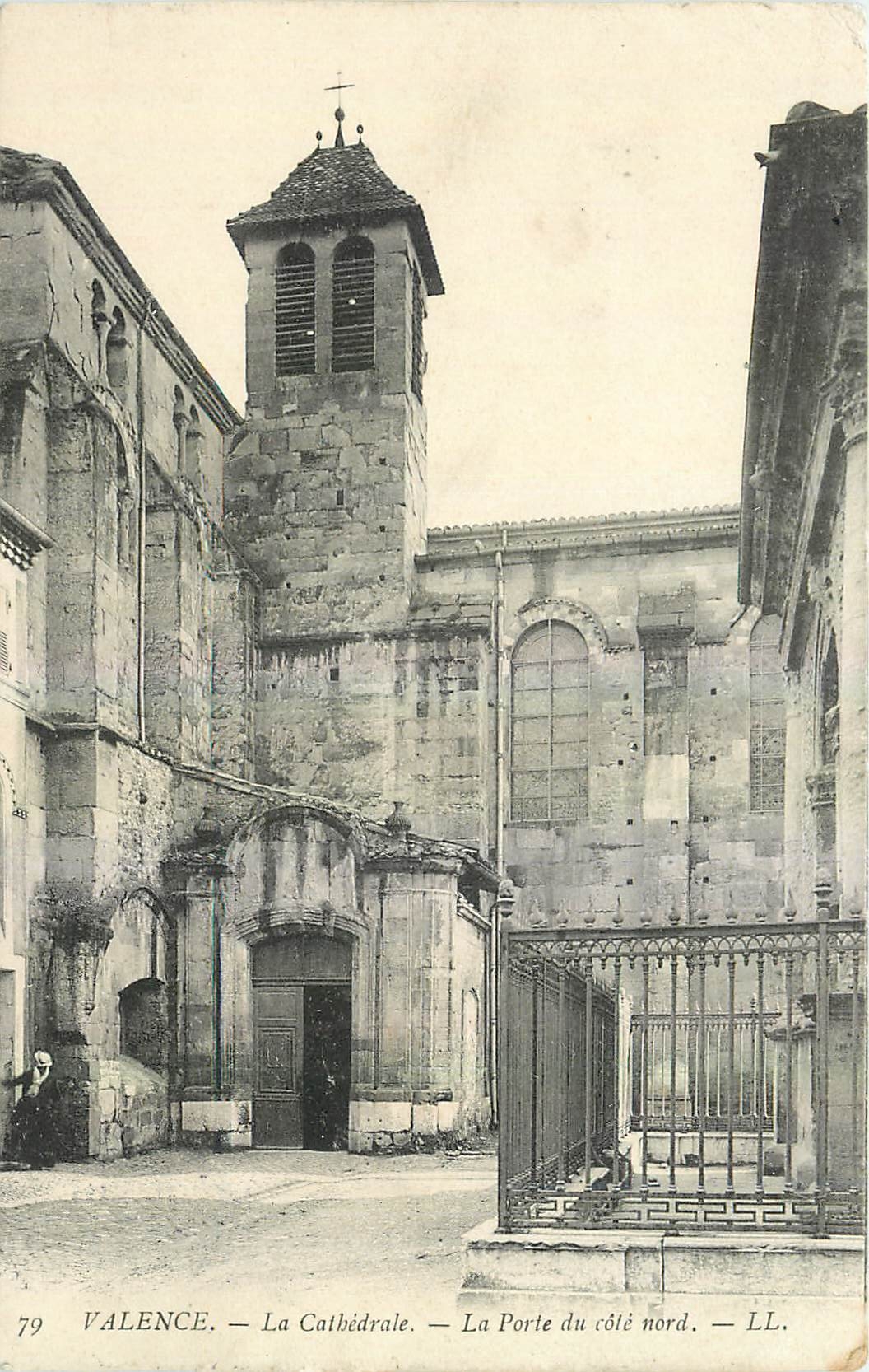 Valence — La Cathédrale — La Porte du côté nord — LL. — N° 79