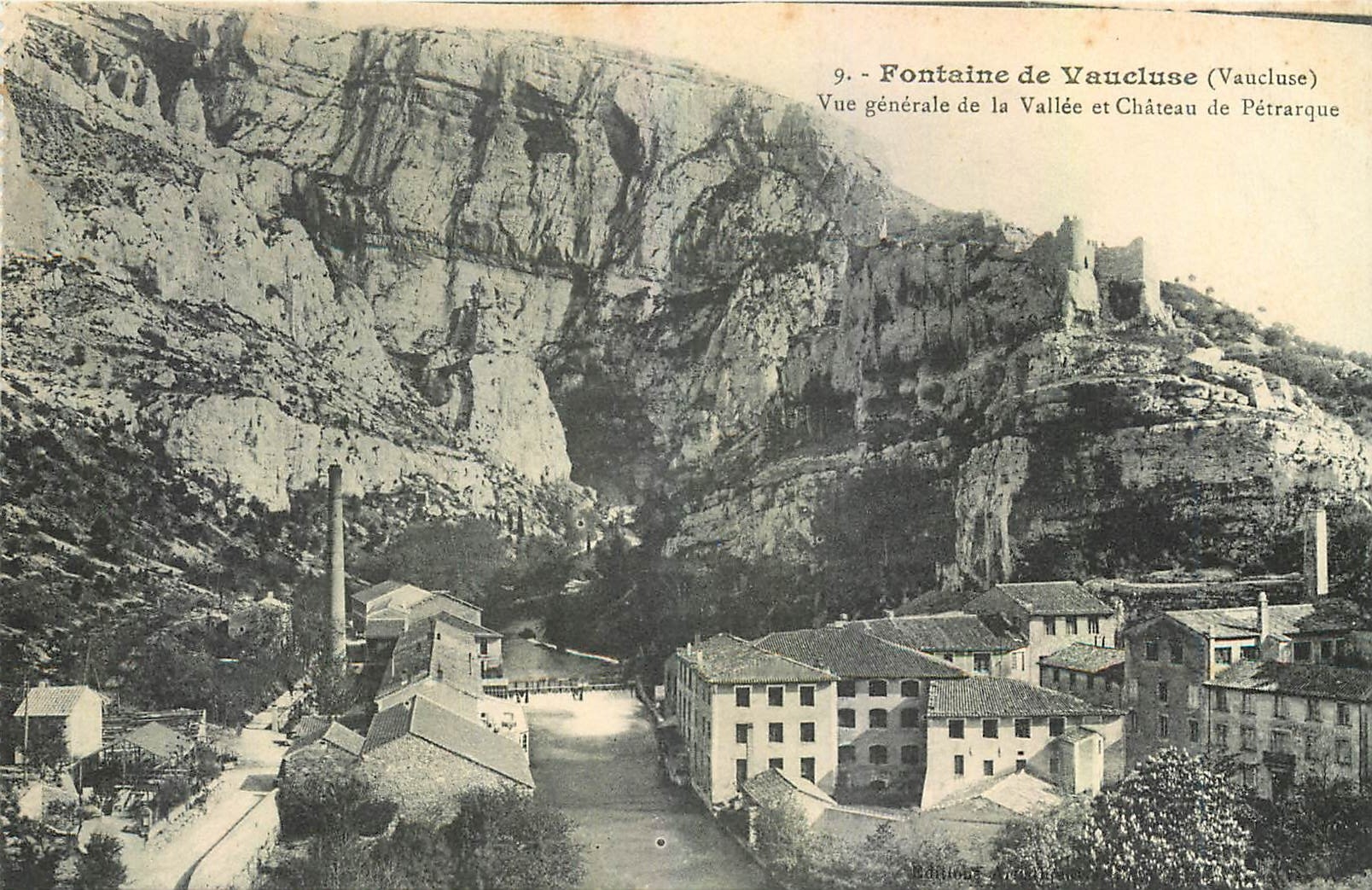 Fontaine de Vaucluse (Vaucluse) — Vue générale de la Vallée et Château de Pétrarque — Éditions Ardèche