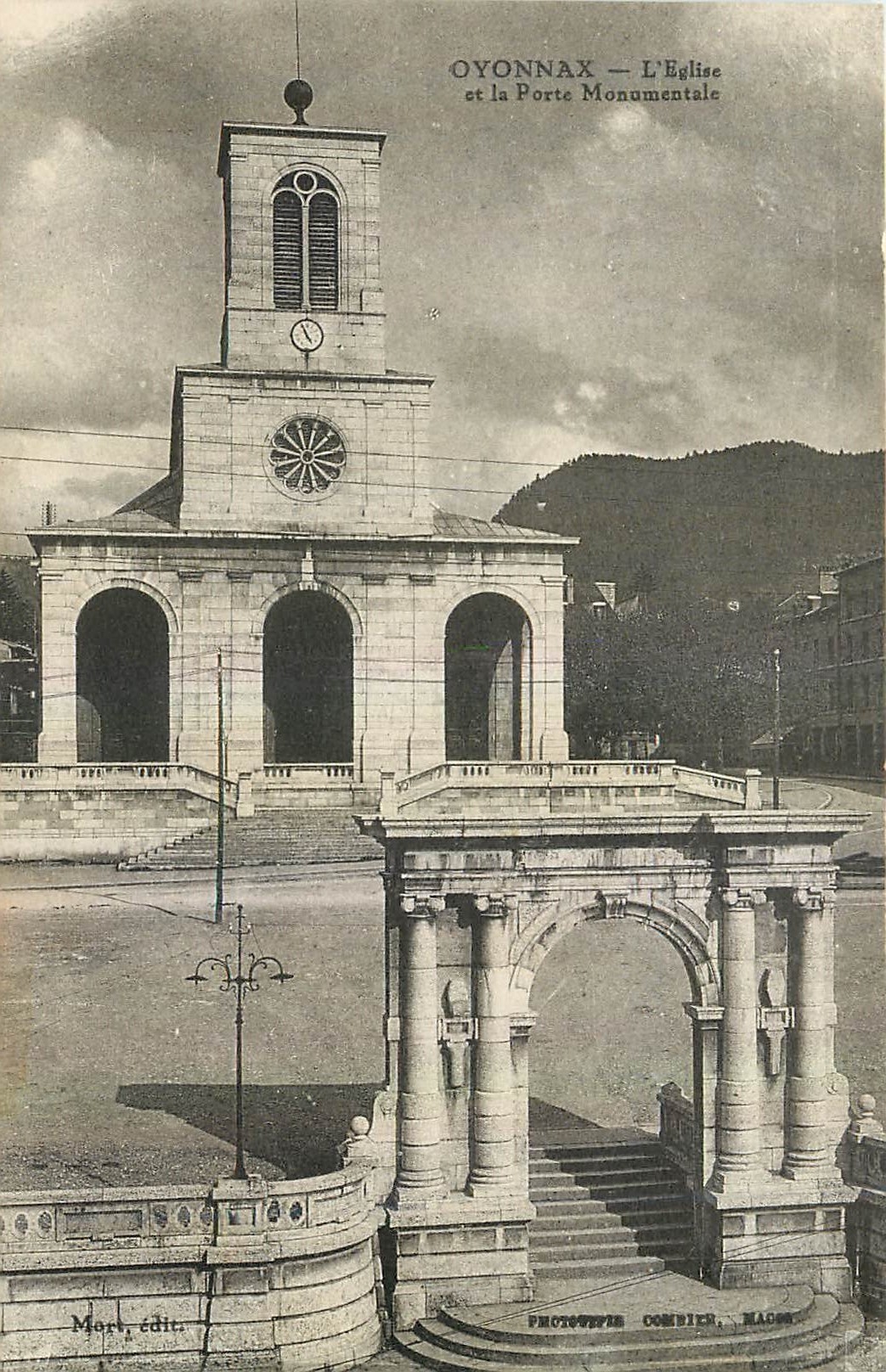 CPA Oyonnax L'Eglise et la Porte Monumentale 