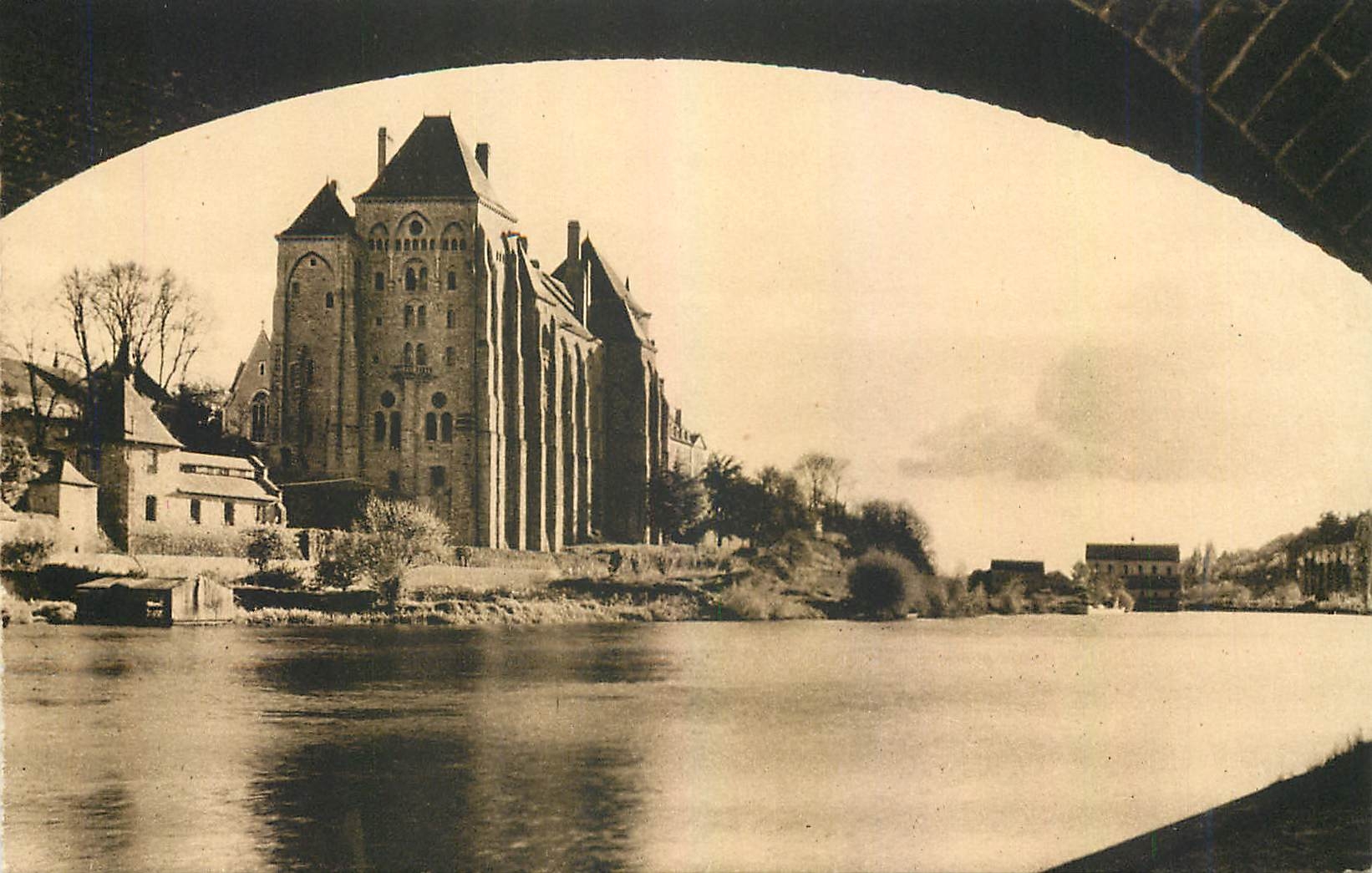 CPA L'Abbaye de Solesmes Vue sous le pont 