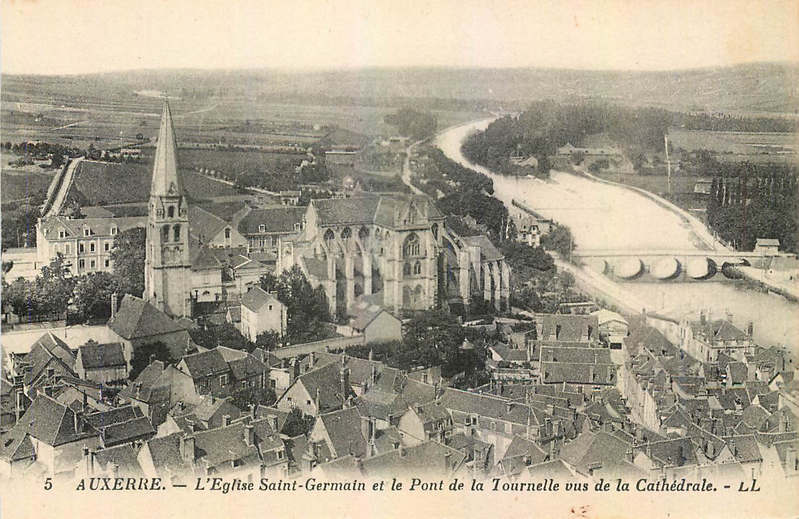 CPA Auxerre L'Eglise Saint Germain et le Pont de la Tournelle vus de la Cathedrale 