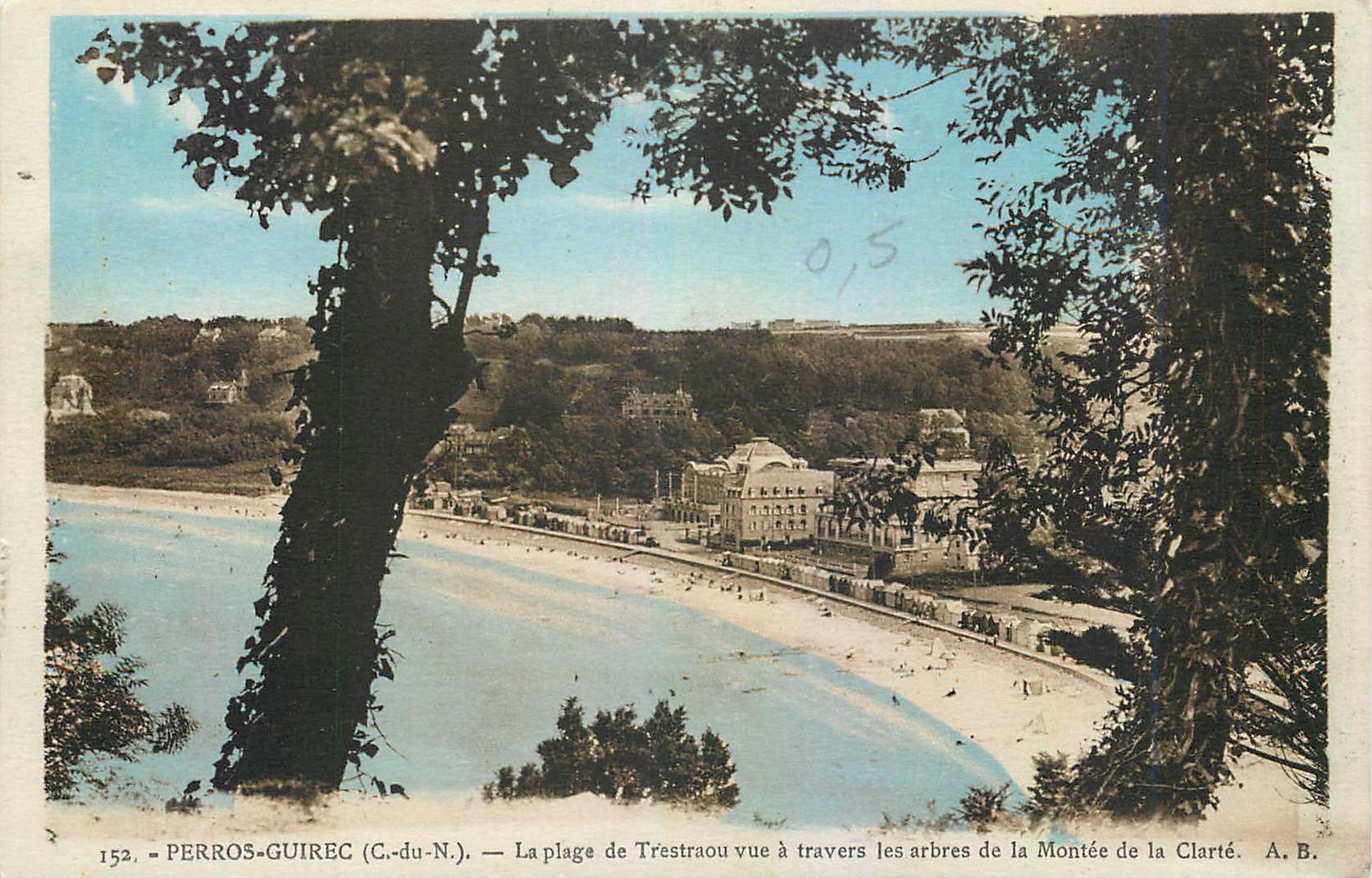 Perros-Guirec (C.-du-N.) — La plage de Trestraou vue à travers les arbres de la Montée de la Clarté — A. B.