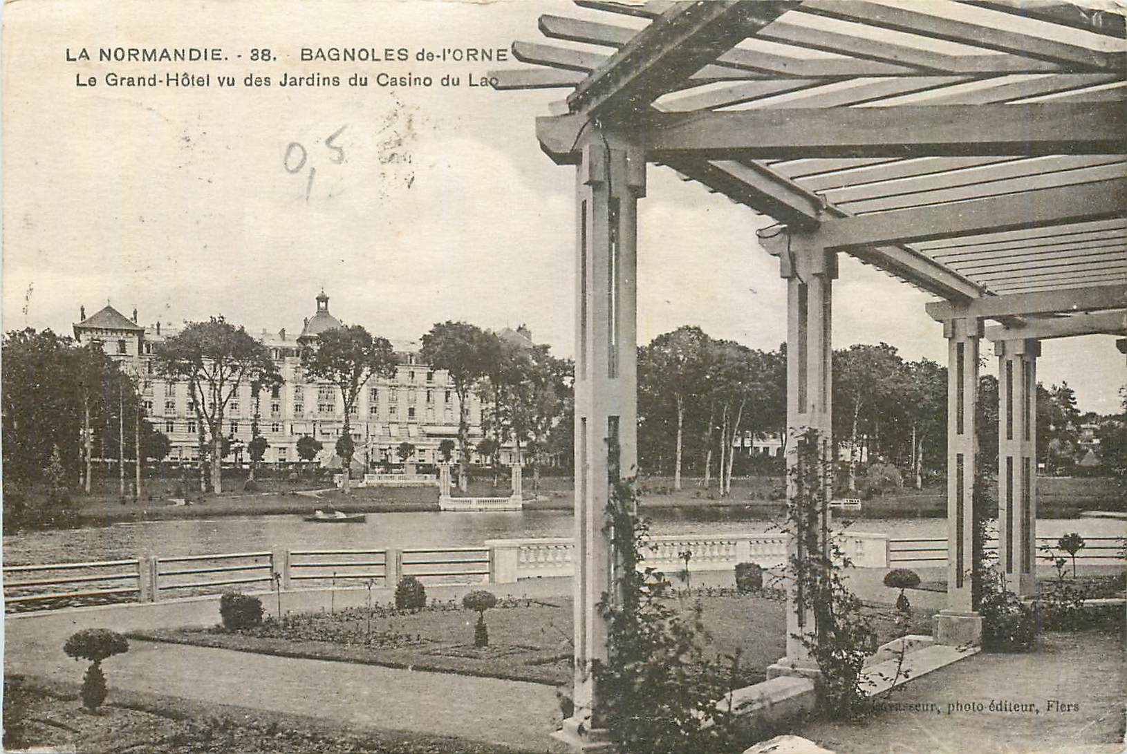 Bagnolles-de-l'Orne — Das Grand-Hôtel vom Garten des Casino du Lac aus — Barneseur, Fotoverlag, Fliers