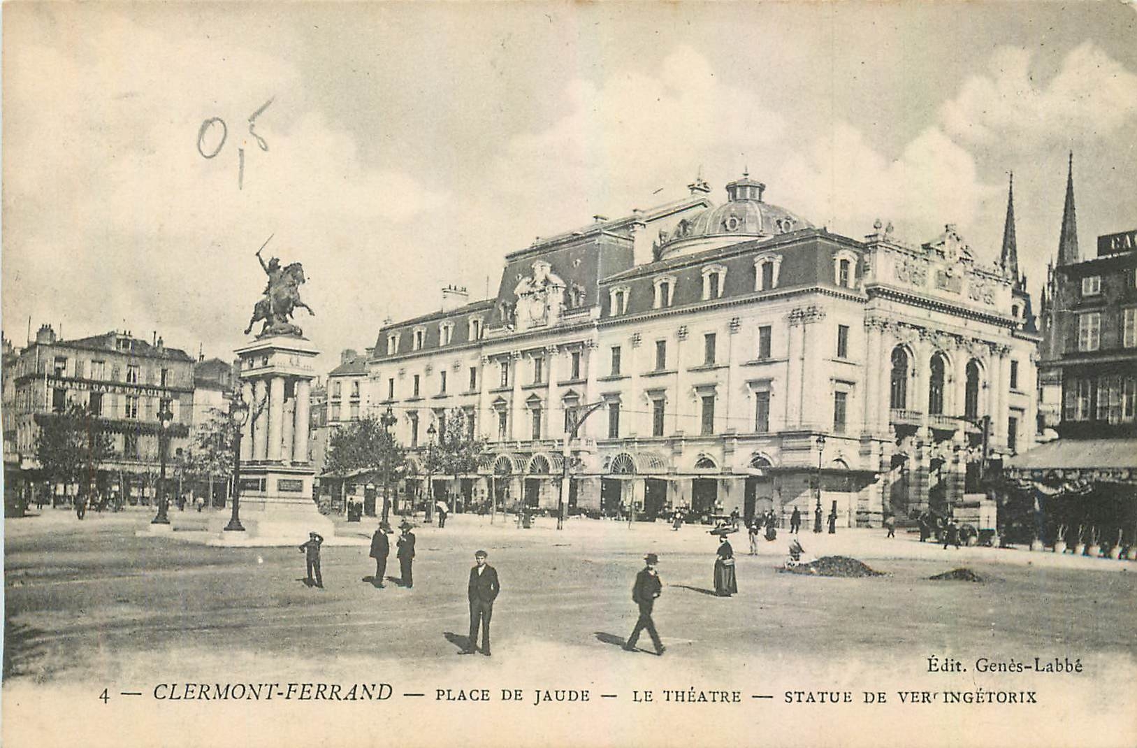 CPA Clermont Ferrand Place de Jaude Le Theatre Statue de Ver Ingetorix 