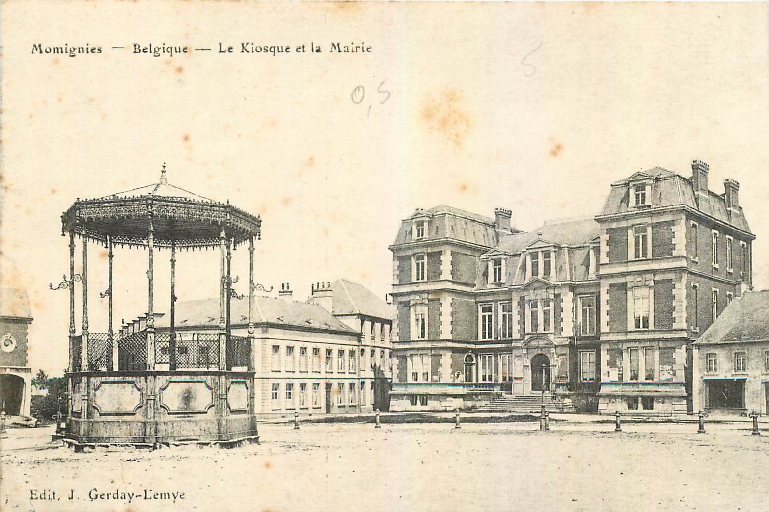 CPA Momignies Belgique Le Kiosque et la Mairie 