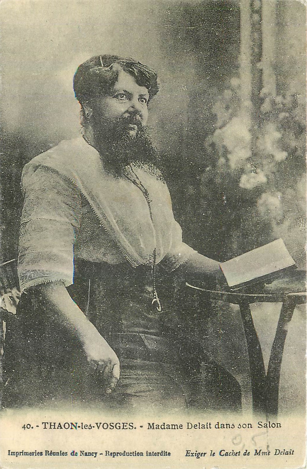 REPRO Thaon les Vosges Madame Delait dans son Salon Femme a barbe