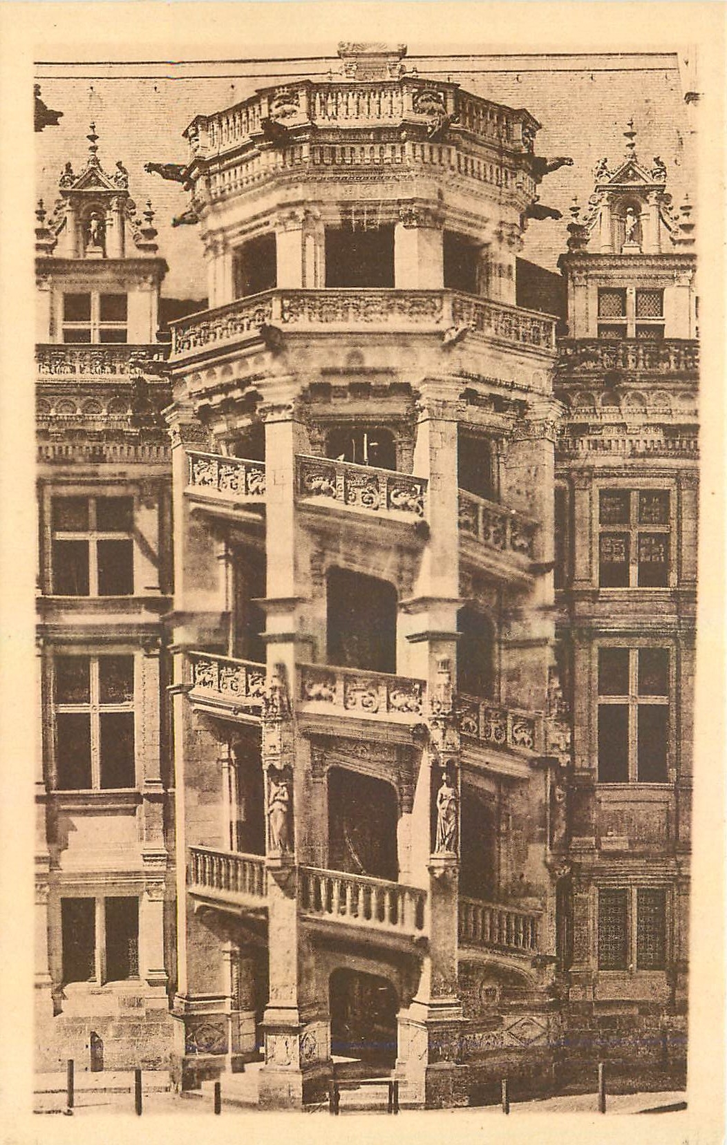 CPA Blois Le Chateau ND Aile Francois Le Grand Escalier 