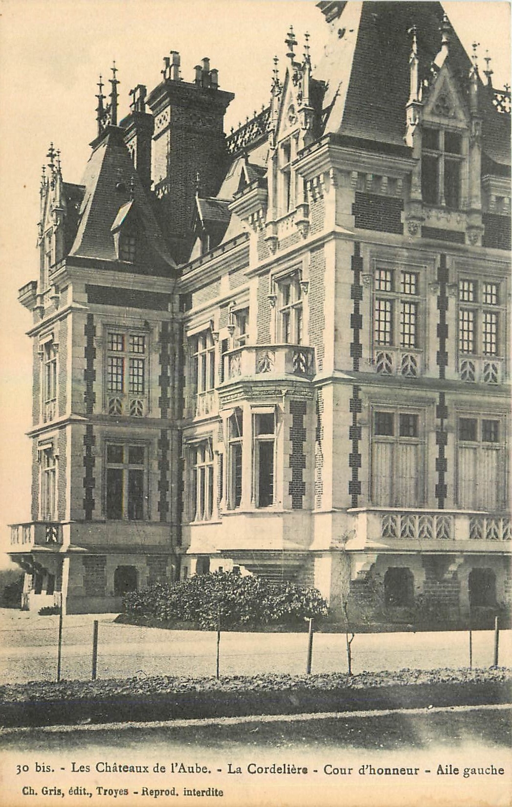 CPA Les Chateaux de l'Aube La Cordeliere Cour d'honneur Aile gauche 