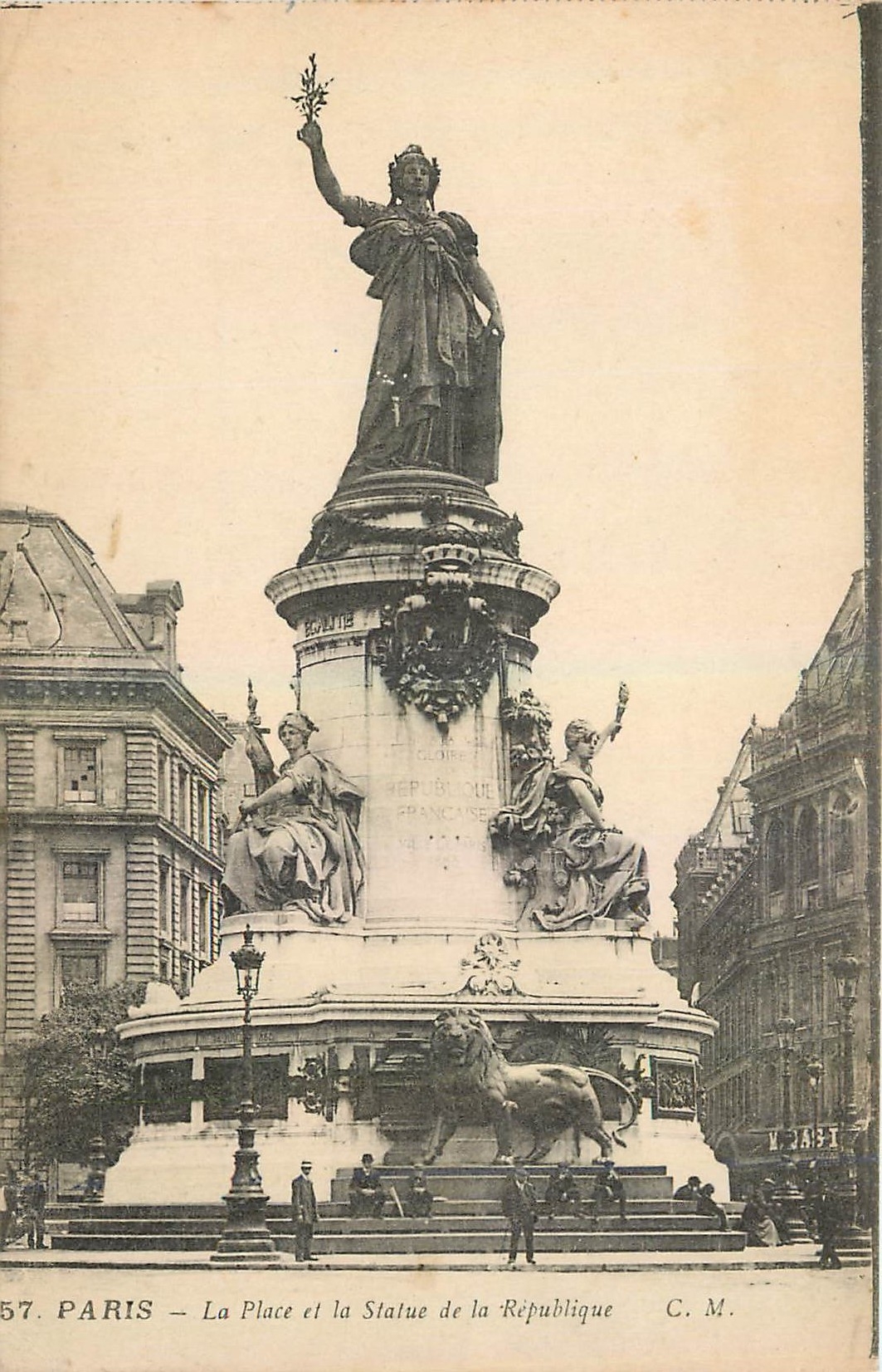 CPA Paris La Place et la Statue de la Republique 