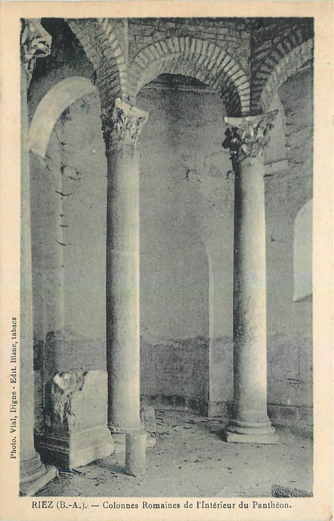 CPA Riez BA Colonnes Romaines de l'Interieur du Pantheon 
