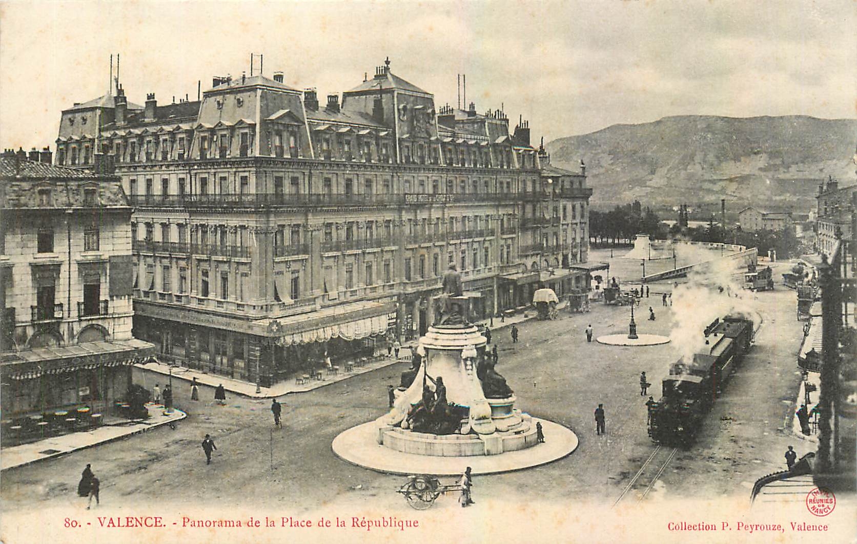 CPA Valence Panorama de la Place de la Republique Train