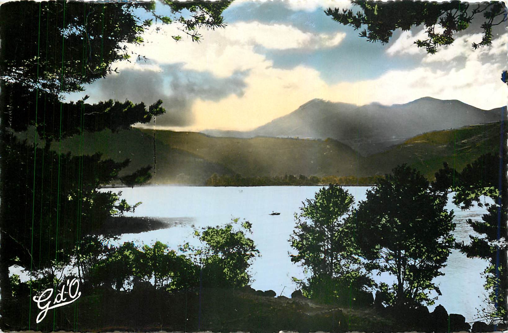 Lac en montagne — vue depuis les arbres — G.d'O - Recto
