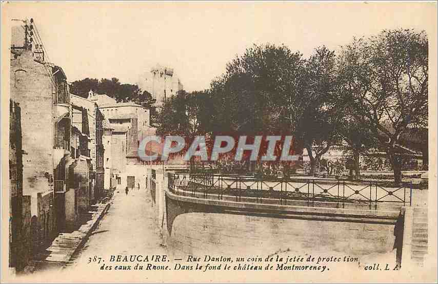 CPA Beaucaire Rue Danton un coin de la jetee de protection des aux du Rhone 