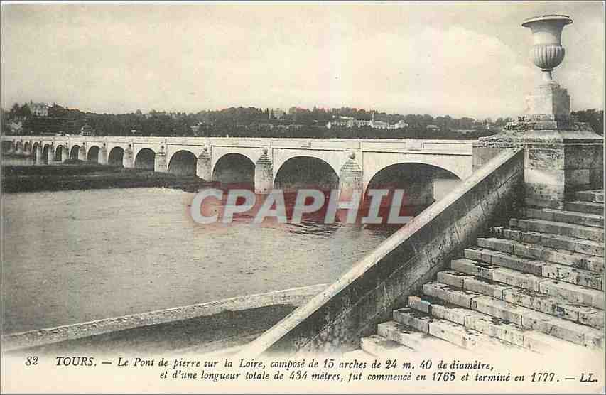 CPA Tours Le Pont de pierre sur la Loire 