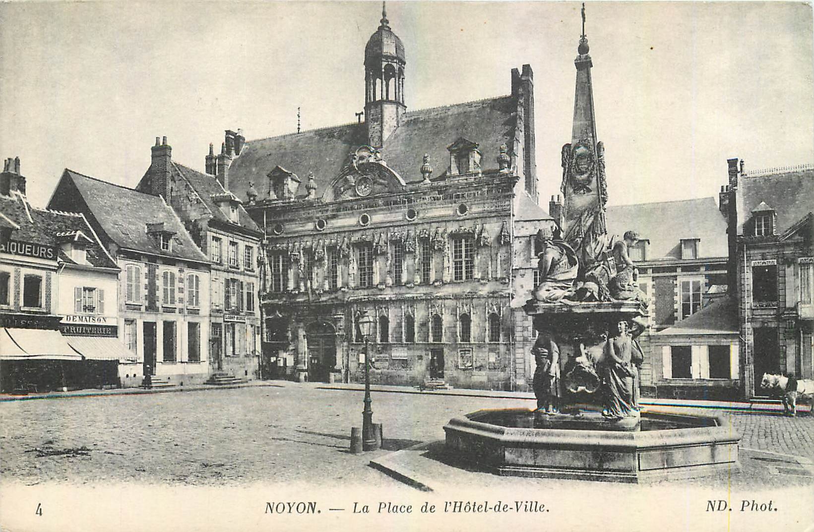 Noyon — La Place de l'Hôtel-de-Ville — ND. Phot.