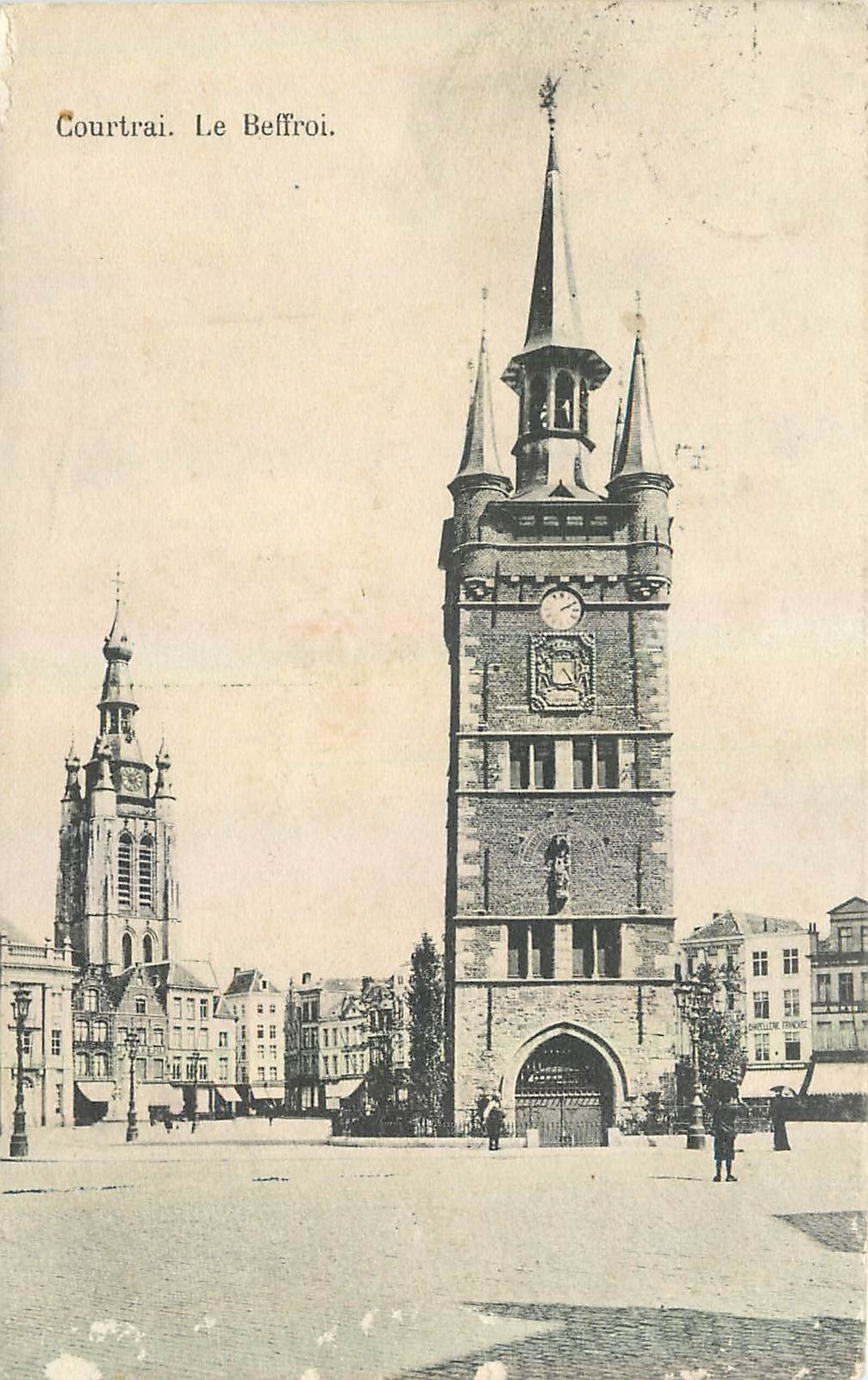 Courtrai. Le Beffroi — vue de la place avec la tour et la cathédrale — éditeur non identifié