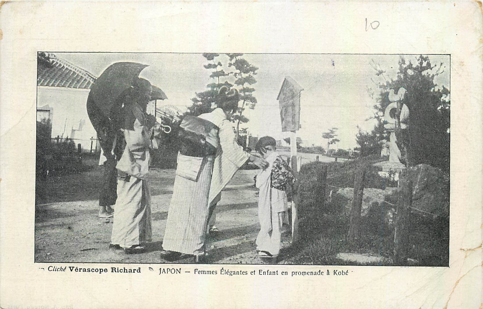 CPA Japon Femmes Elegantes et Enfants en promenade a Kobe 
