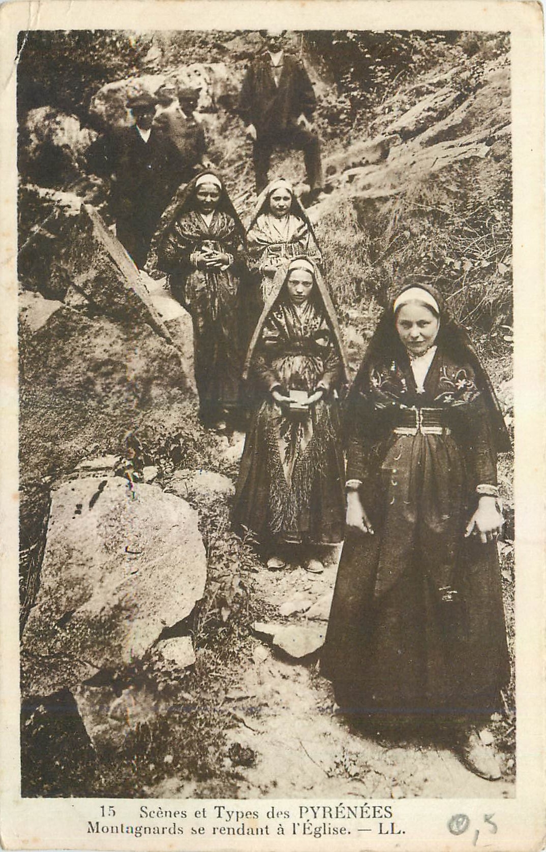 CPA Scenes et Types des Pyrenees Montagnards se rendant a l'Eglise Folklore