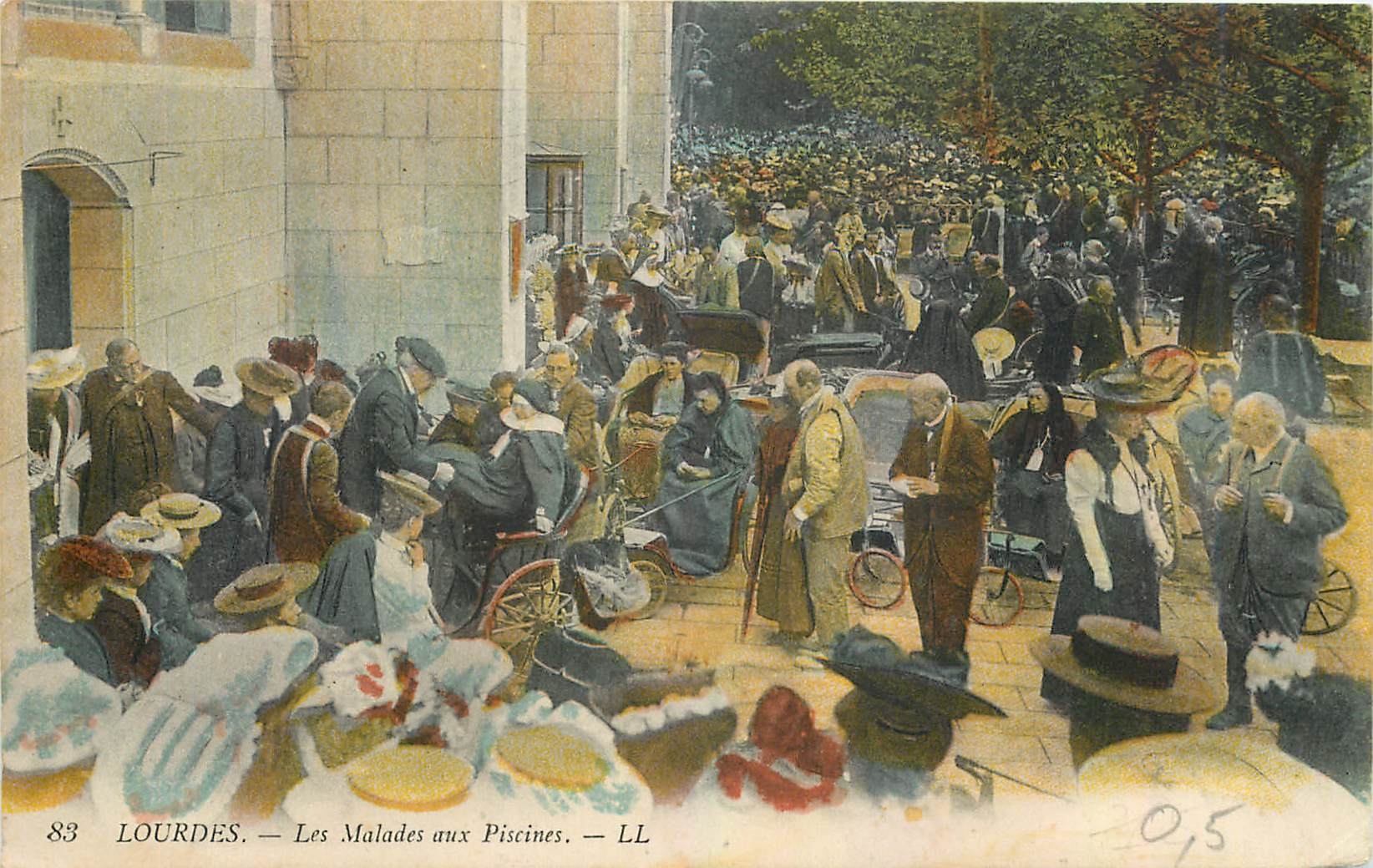 CPA Lourdes Les Malades aux Piscines 