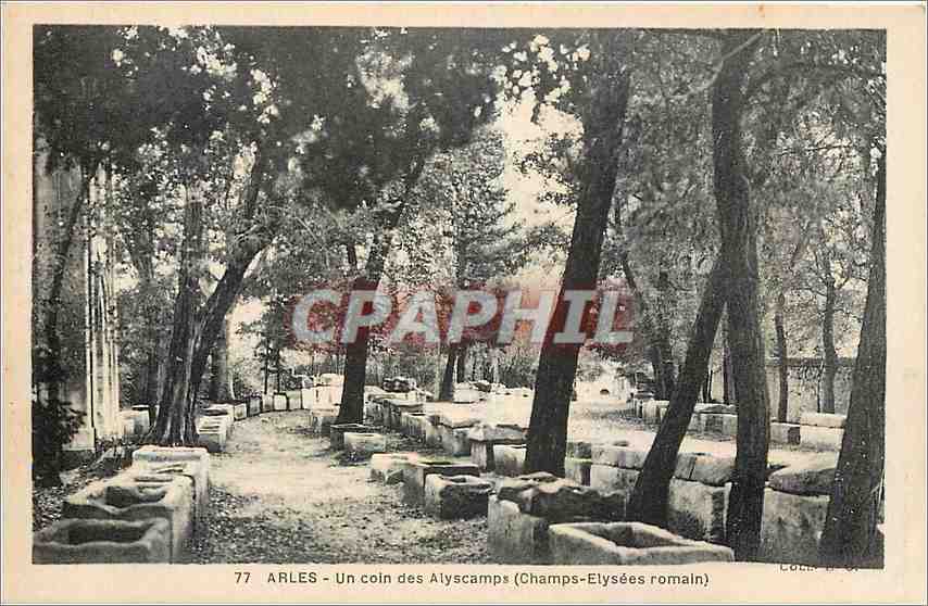 CPA Arles Un coin des Alyscamps Champs Elysees romain 