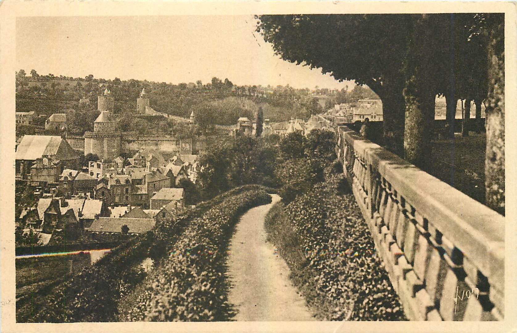 Fougères (Ille-et-Vilaine) — La Ville basse vue du Jardin public — Éditions d'Art Yvonne, Paris