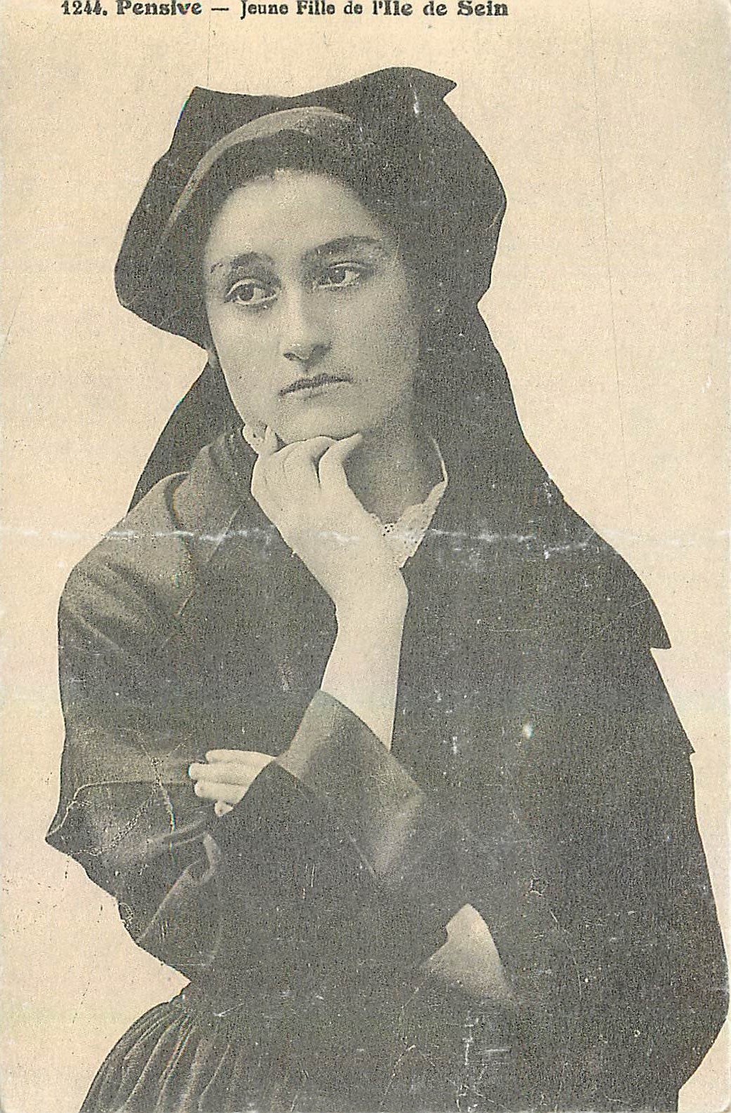 REPRO Pensive Jeune Fille de I'le de Sein Folklore