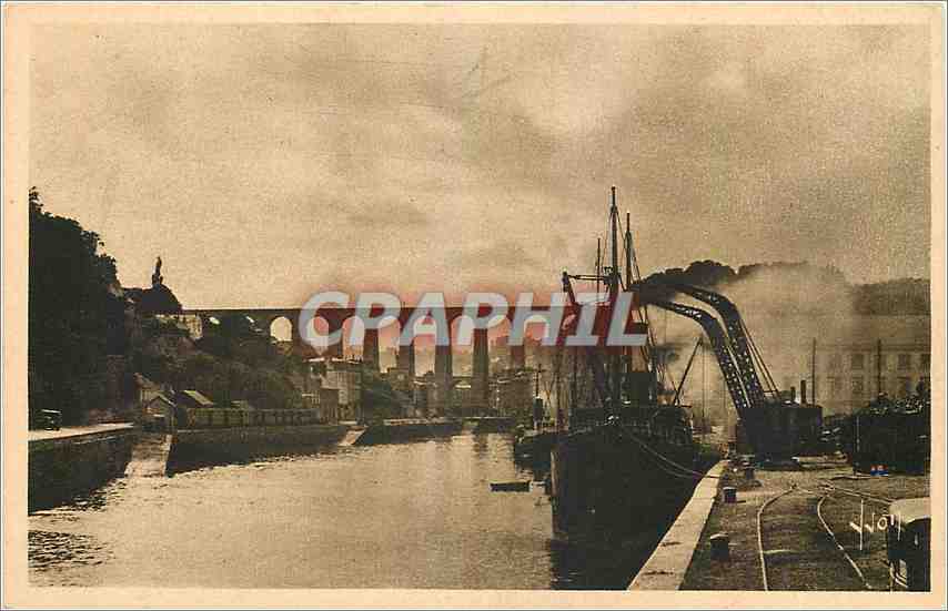 CPA Morlaix Finistere Le port et le viaduc Bateau