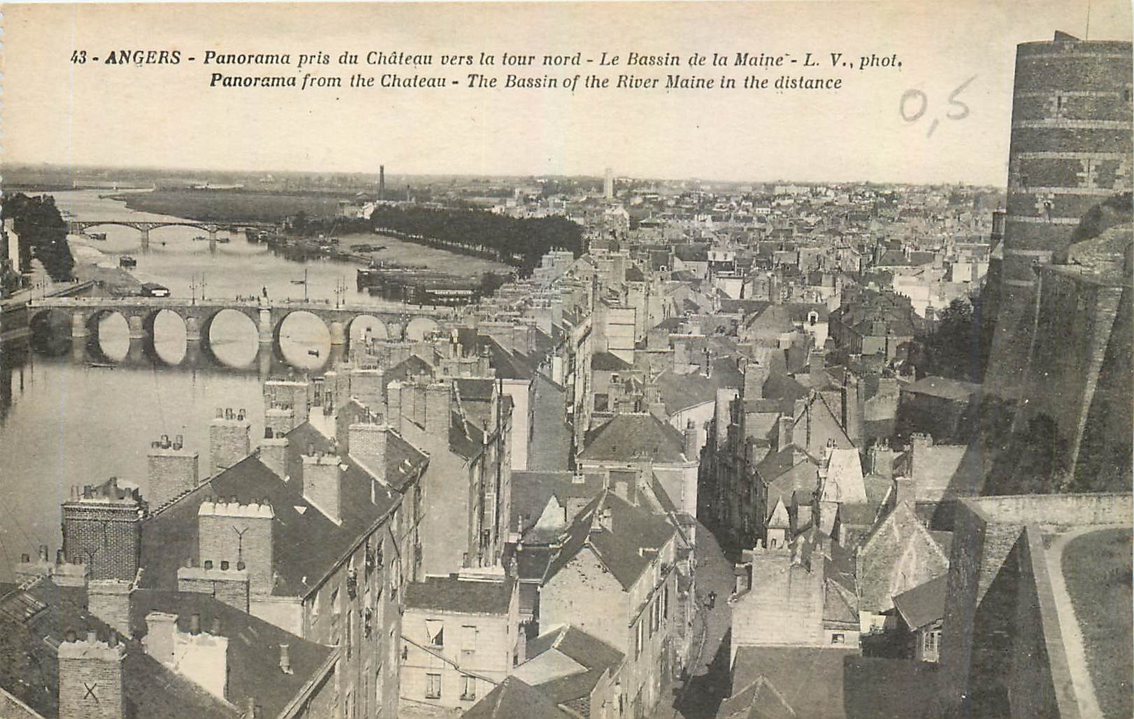 CPA Angers Panorama pris du Chateau vers la tour nord Le bassin de la Maine