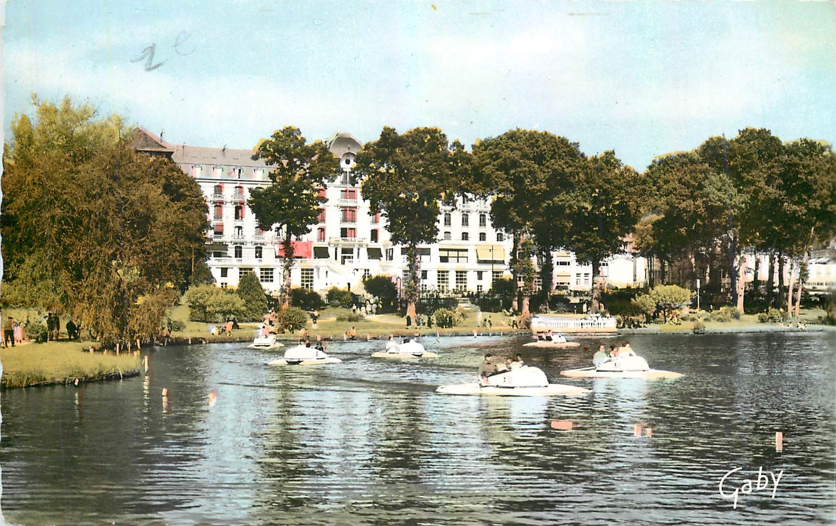 Bagnolles-de-l'Orne — La Résidence du Lac et les Pédalos — Gaby