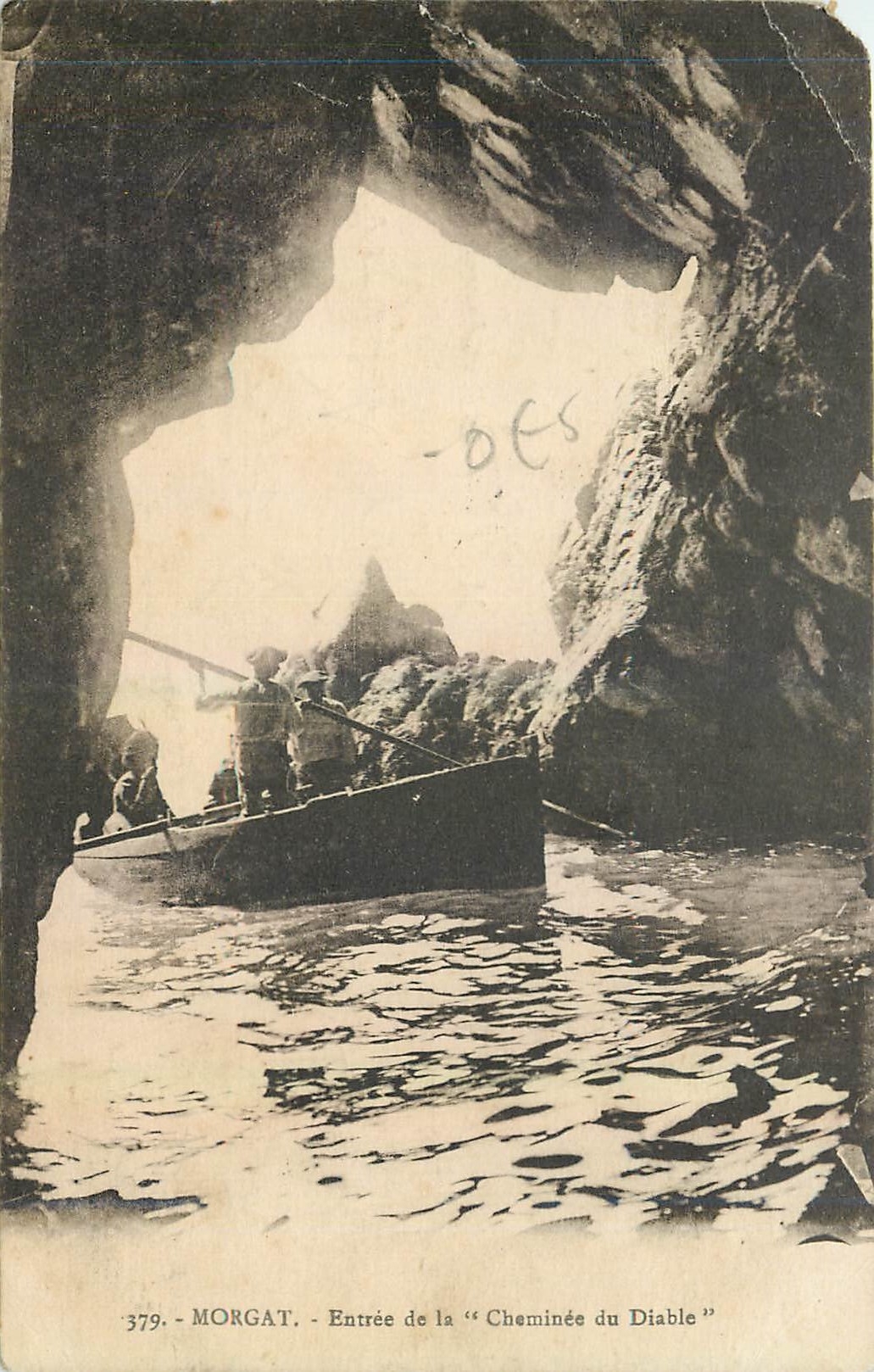 CPA Morgat Entree de la Cheminee du Diable Bateau