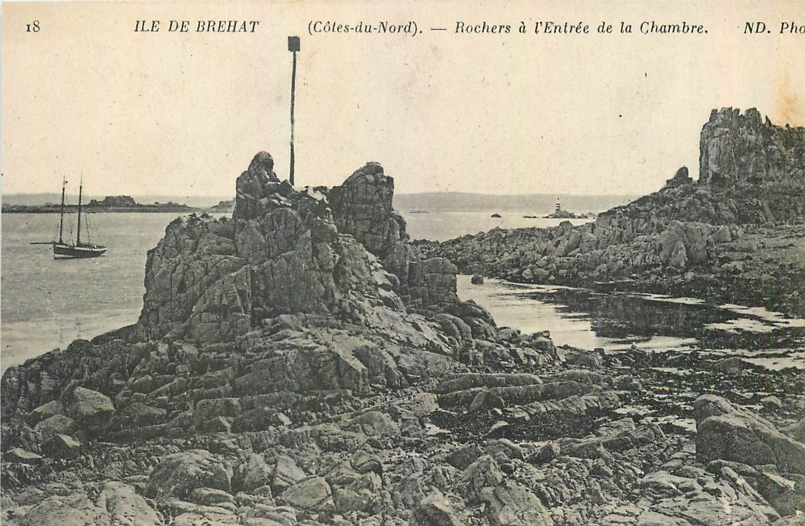 CPA Ile de Brehat Cotes du Nord Rochers a l'Entree de la Chambre 