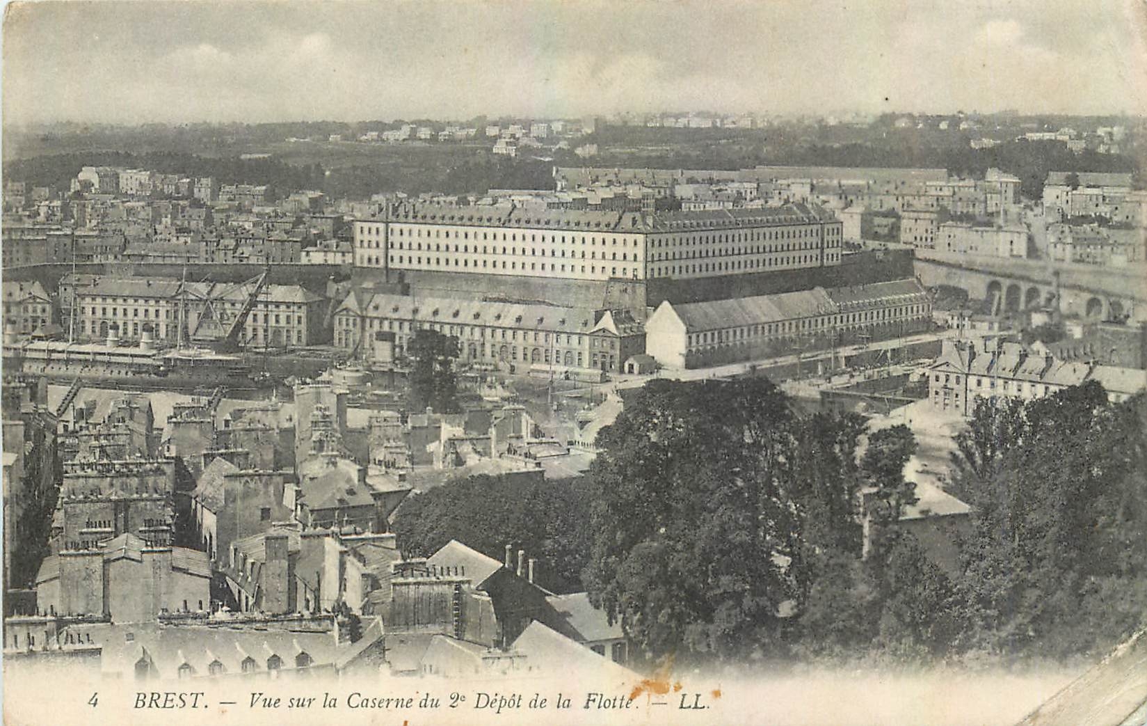 CPA Brest Vue sur la Caserne du 2nd depot de la Flotte 