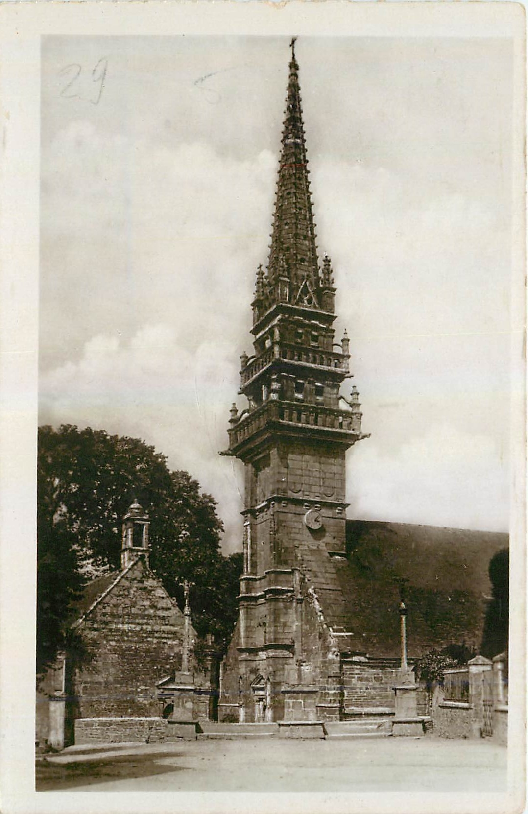 CPA Landerneau Eglise de Ossuaire de la Roche Maurice 
