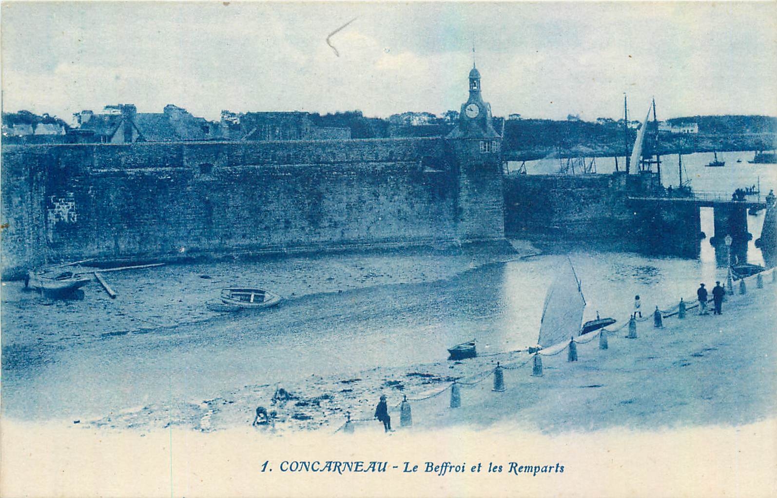 CPA Concarneau Le Beffroi et les Remparts 