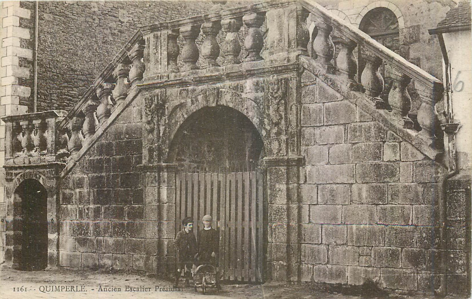CPA Quimperle Ancien Escalier Presidial Enfants